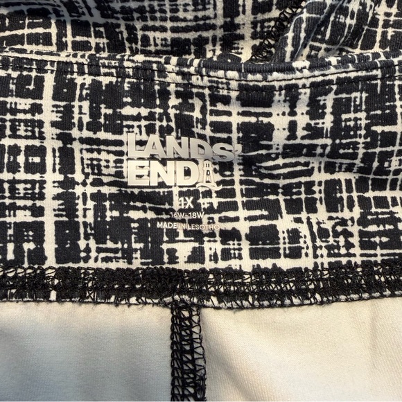 Lands' End Black and White Print Relaxed Fit Active Shorts - Size 1X - Picture 7 of 8